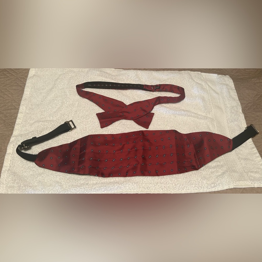 Cummerbund and matching tie set to make the perfect bow tie. Used once. EUC